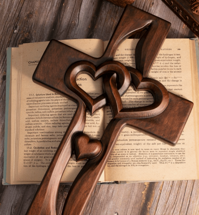 🔥Year-end Sale Save 60 % OFF ✝️ Intertwined Hearts Wooden Cross – Romantic Gift, Handcrafted & Engravable 💝📦